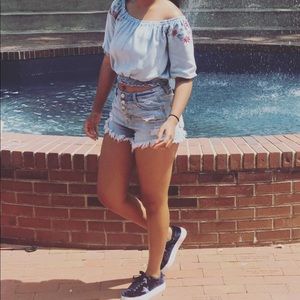 Off The Shoulder-Floral Decorated Crop Top